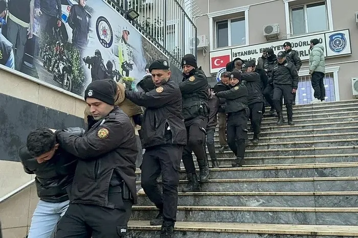 sosyal-medyada-yatirim-vaadiyle-milyonluk-vurgun-40-supheli-tutuklandi-1770679212603.jpeg 40 şüpheli tutuklandı - 1