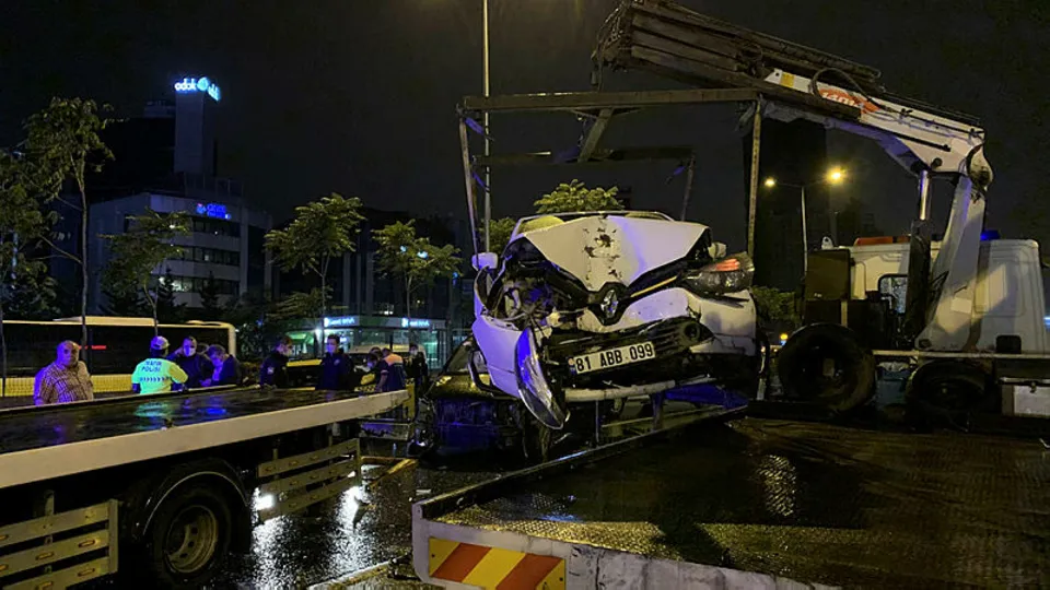 İstanbul'da korkutan olay! Zincirleme trafik kazasında 4 kişi yaralandı