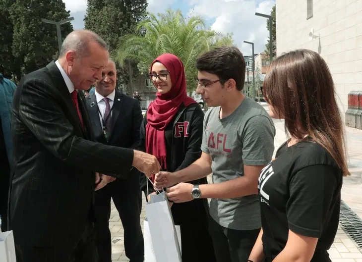 Kadıköy Atatürk Fen Lisesi’nde Başkan Erdoğan’a sevgi seli