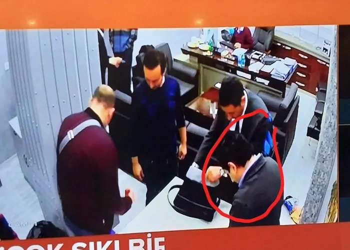 chpnin-para-kuleleri-skandalinda-flas-detay-maltepe-belediye-baskani-ali-kilicin-kasasi-melih-morsunbulde-goru-1711054552539.jpeg CHP'nin 'Para Kuleleri' skandalında yeni perde! Maltepe Belediye Başkanı Ali Kılıç’ın danışmanı Melih Morsünbül'de görüntülerde... - 1