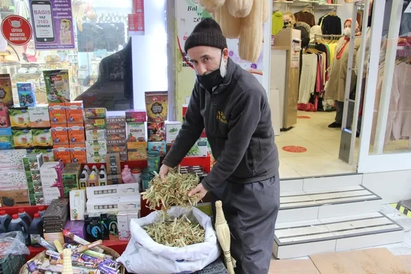 Kış mevsimi etkilerini hissettirmeye başlıyor! Hastalıktan korunmak isteyenler soluğu aktarlarda alıyor