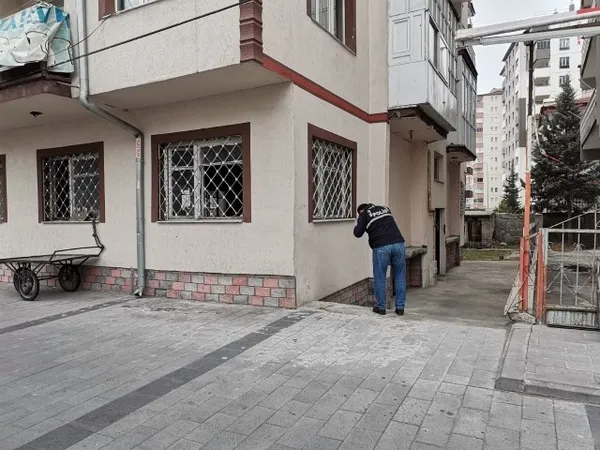 Kayseri'de kan donduran olay! Kız kardeşlerini ekmek bıçağıyla bıçakladı - 1