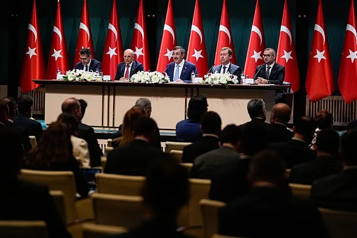 ekonomide-3-yillik-yol-haritasi-belli-oldu-buyume-enflasyon-cari-acik-ve-issizlikte-yeni-tahmin-1757322807802.jpeg Ekonomi yönetimi 2026-2028 dönemine ilişkim OVP'yi açıkladı. (AA)