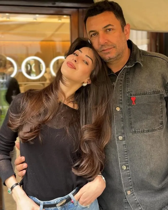 c-takiminin-murati-toygan-avanoglunun-iranli-esi-guzelligiyle-mest-etti-1764337588622.jpg Kaynak: Instagram