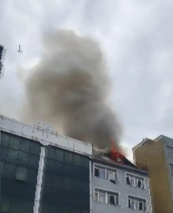 Son dakika: İstanbul Beyoğlu'nda otelin çatısında yangın - 1