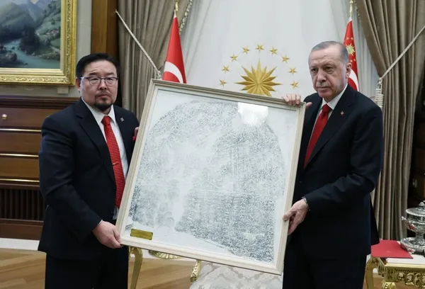 baskan-erdogan-mogolistan-ulusal-buyuk-kurali-baskani-gombojavu-kabul-etti-anlamli-turk-hediyesi-1666019409970.jpg Başkan Erdoğan Moğolistan Ulusal Büyük Kuralı Başkanı Gombojav'u kabul etti! Anlamlı "Türk" hediyesi... - 2