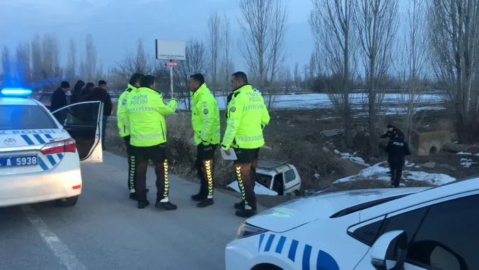 Araçta sıkışan sürücü itfaiye ekiplerince kurtarıldı - 2