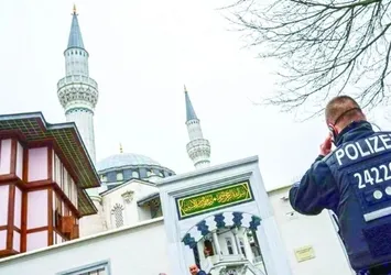 Almanya'da skandal rapor: Camiler hücre evi gibi takip ediliyor
