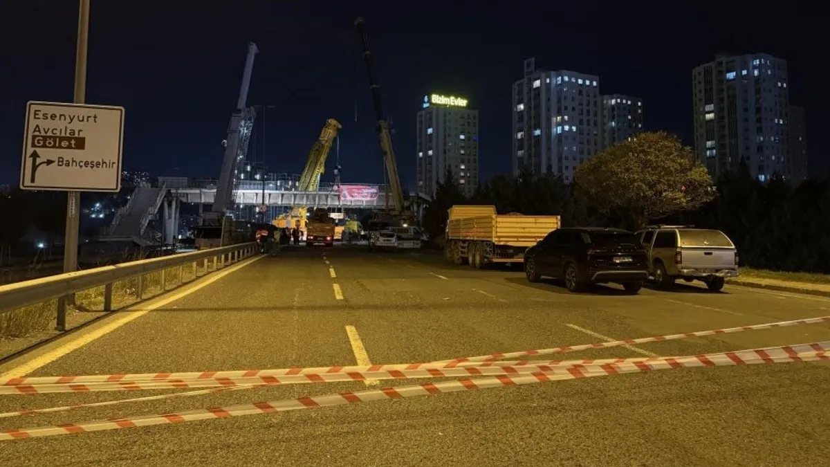 Avcılar'da üst geçit kaldırma çalışması! Yoğun trafik sürücüleri çileden çıkardı