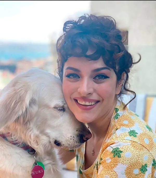 Ezgi Mola’dan başörtülü akademisyene saldırıya tepki: Saygı duymayı gibi öğreneceksin