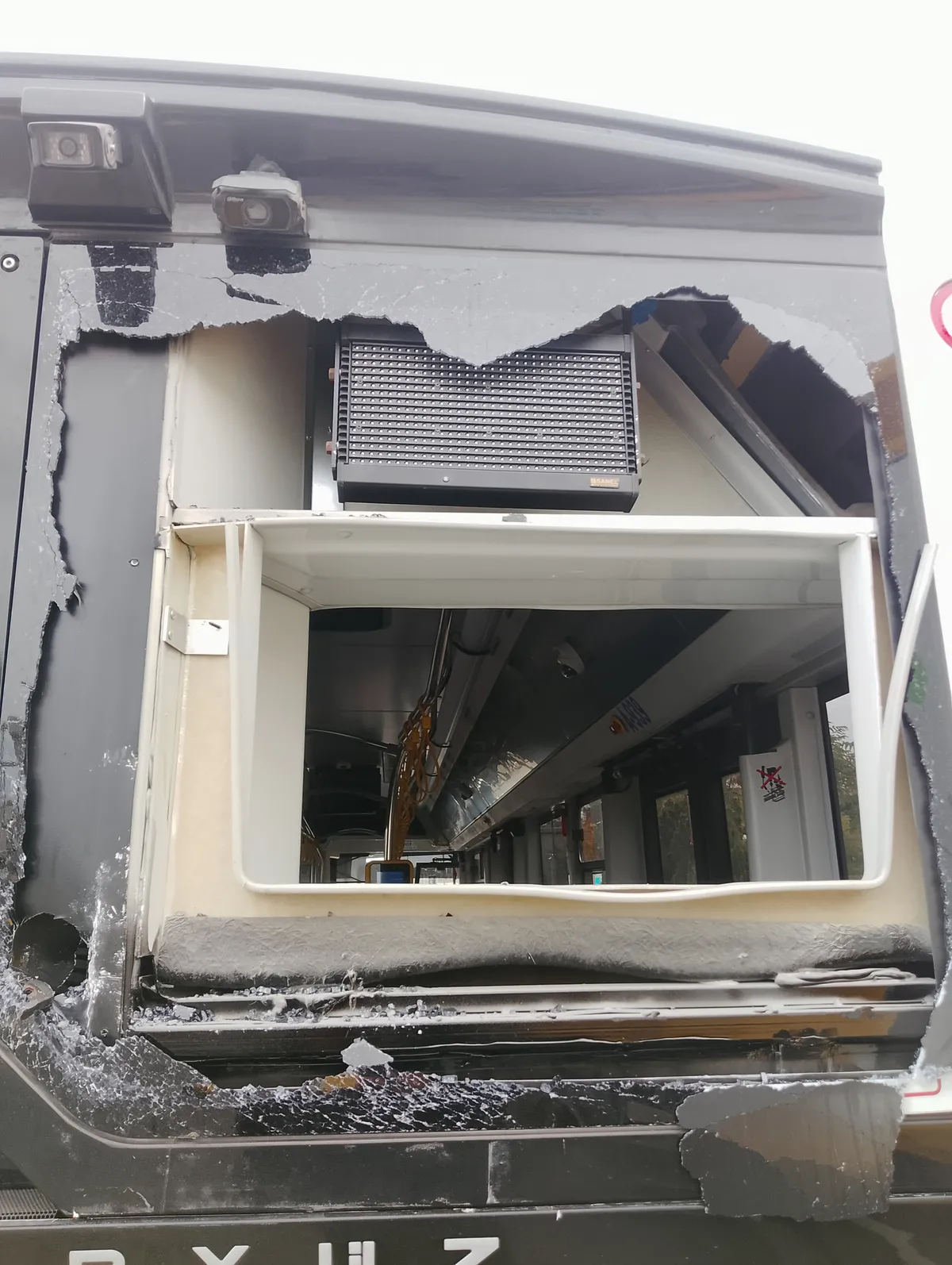 Silivri’de İETT otobüsü ile çöp kamyonu çarpıştı - 1