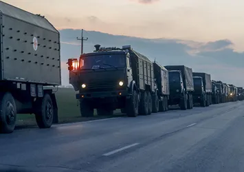 Rus askerleri Donbas'a ilerliyor! 200 araçlık konvoy yola çıktı