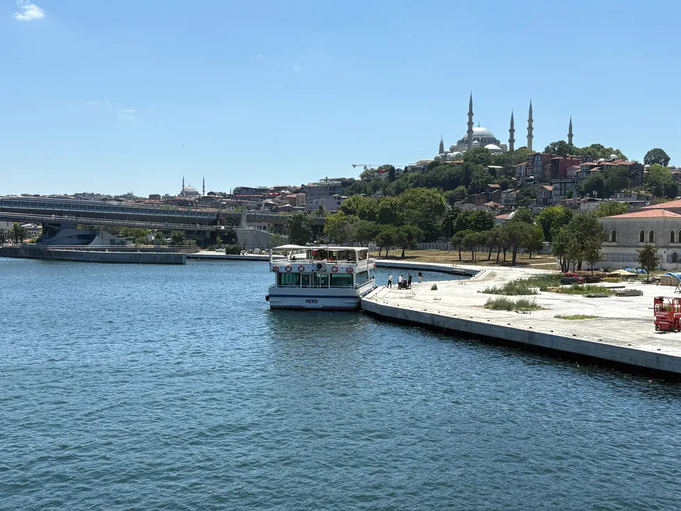 halicte-tur-teknesi-kopru-ayagina-carpti-personel-denize-dustu-1784462890341.jpg Tur teknesi köprü ayağına çarptı! Denize düşen personelden acı haber - 1