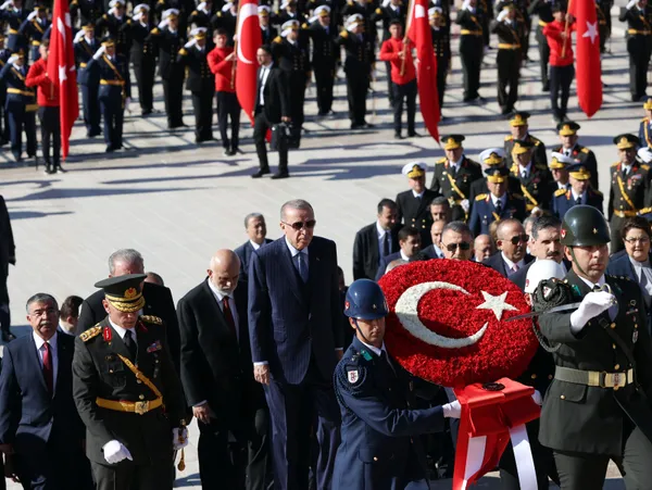 son-dakika-cumhuriyet-bayrami-coskusu-baskan-erdogan-ve-devlet-erkani-anitkabirde-1667034707011.jpg Son dakika: Cumhuriyet Bayramı coşkusu | Başkan Erdoğan ve devlet erkanı Anıtkabir'de - 1