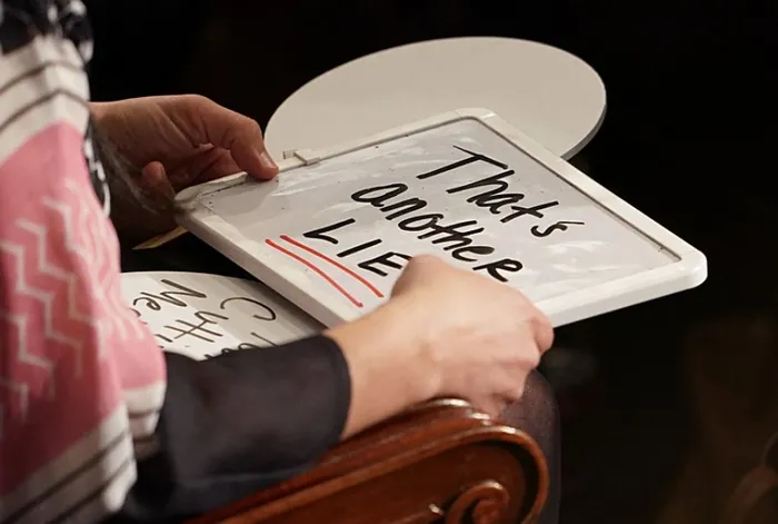 kongreye-damga-vuran-anlar-trumpi-protesto-etti-yaka-paca-disari-atildi-1741150050807.jpg Foto: AFP