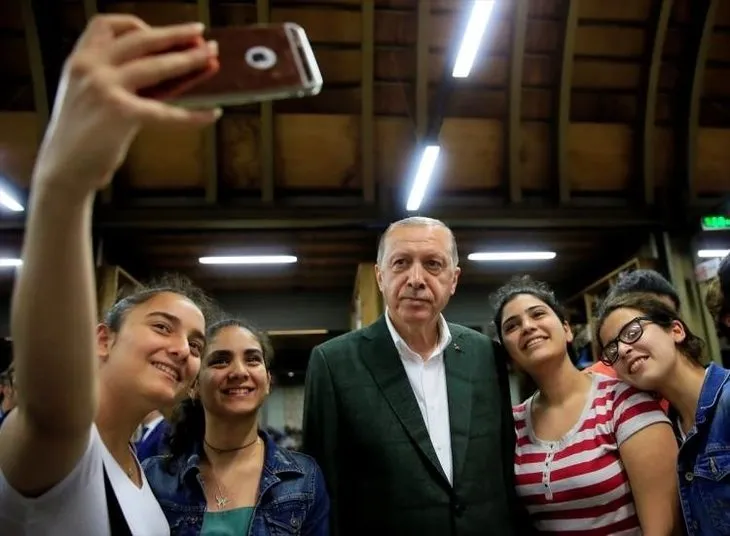 Cumhurbaşkanı Erdoğan Zeytinburnu Şehir Kütüphanesi’ni ziyaret etti