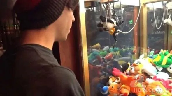 Oyuncak kapma makinesinin sırrı çözüldü! Meğer oyuncak kazanılmamasının sebebi buymuş 7