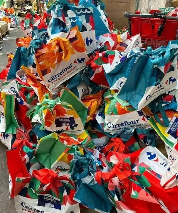 1697373877981.jpg İşgalci İsrail askerine Mc Donald's sonrası Carrefour'dan da destek! "Bu daha başlangıç" diyerek yüzlerce gıda çantası gönderdiler... - 2