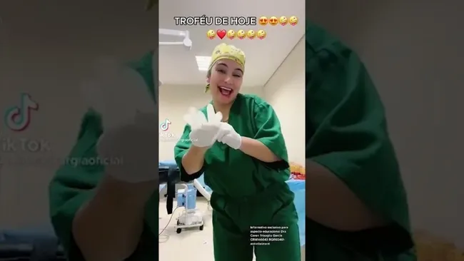 Brezilyalı doktor hastalarından 'Çıkan' et parçalarıyla dans etti - 1