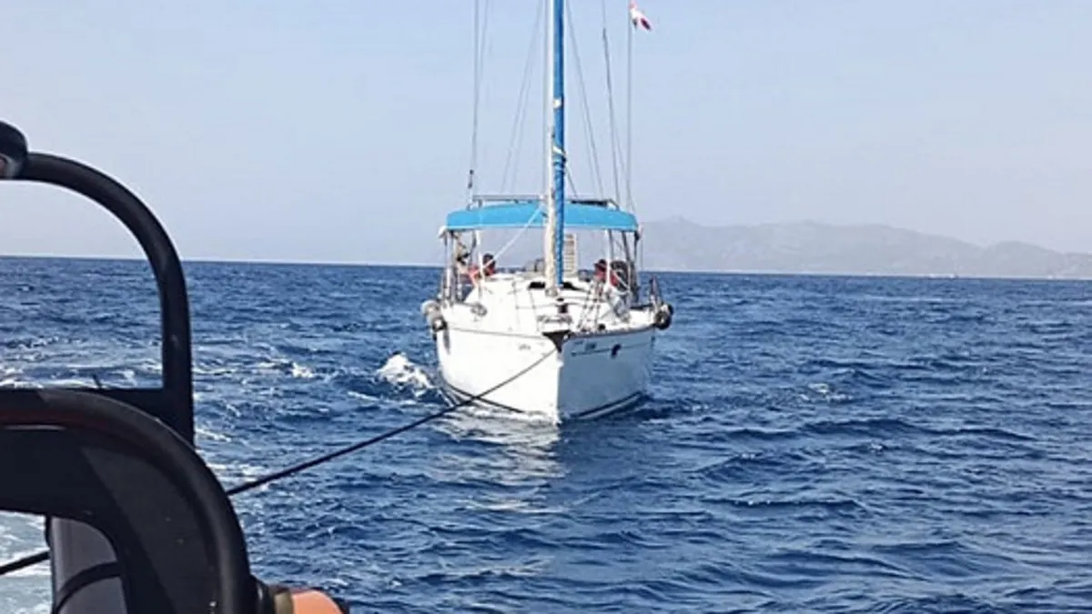 Fethiye açıklarında sürüklenen teknedeki 2 kişi kurtarıldı