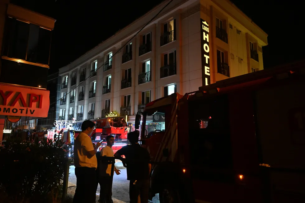 Esenyurt'ta otel yangını! Yoğun duman paniği: Mahsur kalan vatandaşlar itfaiye ekiplerince kurtarıldı - 2