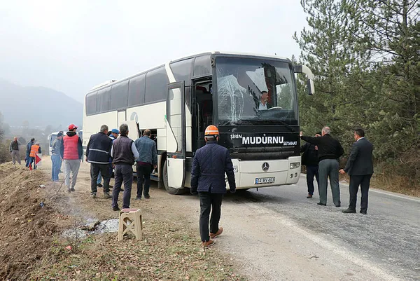 Bolu'da öğrencileri taşıyan otobüs kaza yaptı - 1