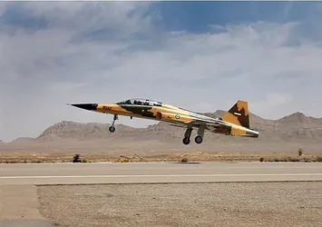 İran'da askeri uçak düştü! 2 pilot yaralı kurtuldu