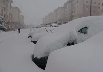 Van'da kar yağışı şehri ele geçirdi! Uçaklar rötar yaptı 56 yerleşim yerinin yollar kapandı