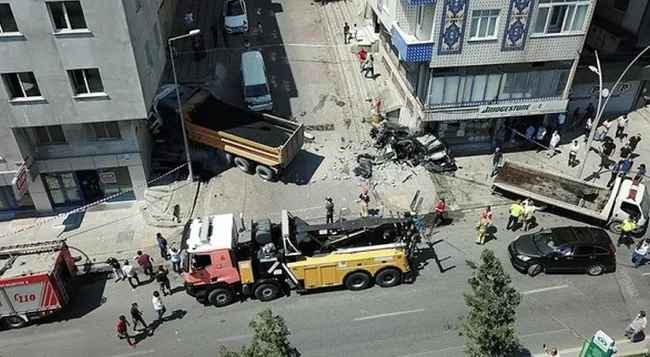 İstanbul'da hafriyat kamyonu 6 aracı hurdaya çevirdi - 1