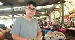 Günde bin 500 enginar soyarak fenomen oldu