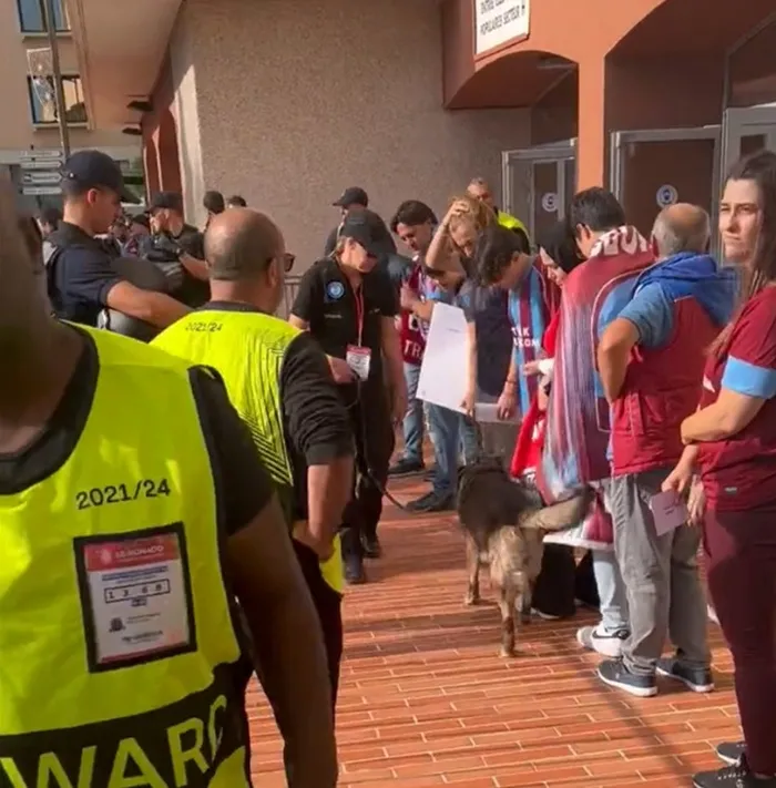 Monaco maçı öncesi Fransız polisinden Trabzonspor taraftarlarına tepki çeken arama