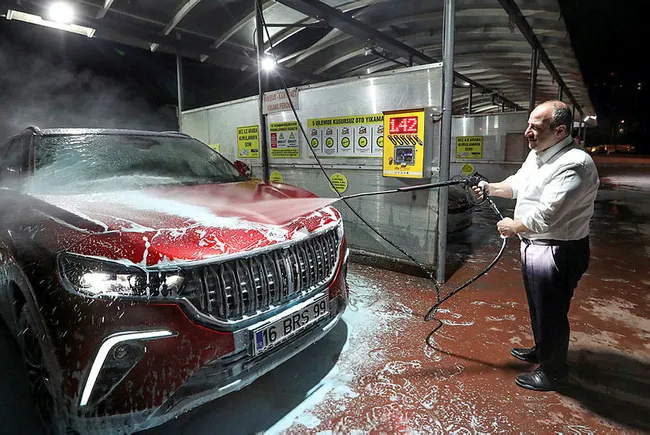 Bakan Varank Togg’a bayram temizliği yaptı! Kendi elleriyle yıkadı