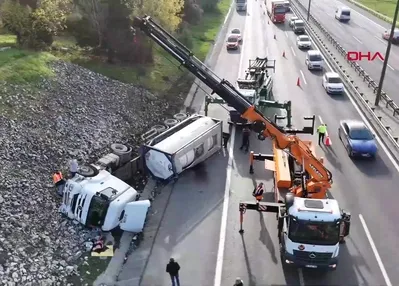 TEM Otoyolu’nda tanker devrildi