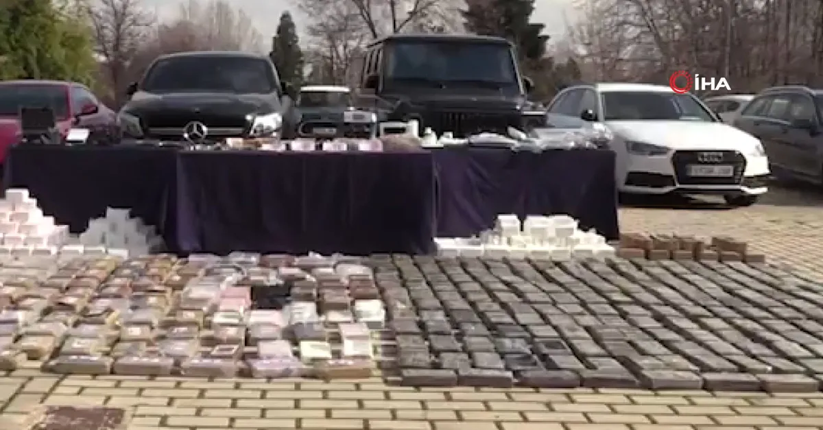 Son dakika: Uyuşturucu çetesine baskın! Lüks araçlar ele geçirildi