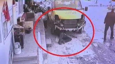 Bir anda çalışan kamyonet altında kaldı
