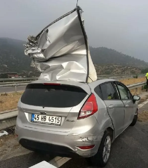 izmirde-korkunc-kaza-otomobil-cekiciye-carpti-anne-oldu-3-cocugu-yaralandi-1662036221337.jpg İzmir’de korkunç kaza! Otomobil çekiciye çarptı | Anne öldü 3 çocuğu yaralandı - 4