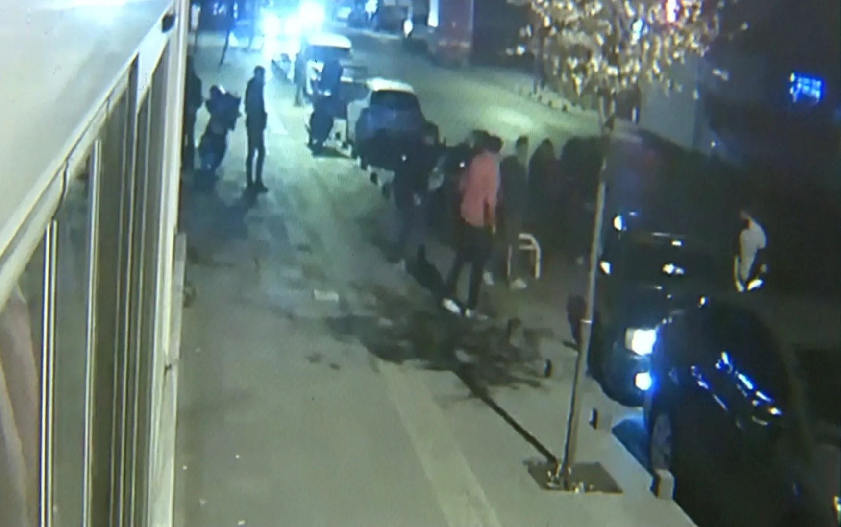 Pendik’te muştalı gençler moto kuryeye saldırdı! O anlar görüntülendi