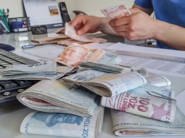 Emeklinin zamlı maaşı netleşti! Ek ödeme tutarları e-Devlet’te! Kim ne kadar maaş alacak? SSK, Bağ-Kur, memur emeklisi...