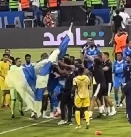 anderson-taliscanin-hareketi-sonrasi-ortalik-savas-alanina-dondu-1691869725255.jpg Anderson Talisca'nın hareketi sonrası ortalık savaş alanına döndü! Ronaldo ve Jesus arasında gergin anlar... - 3
