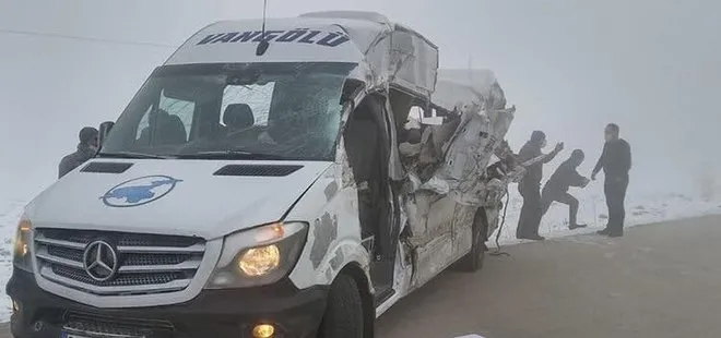 Hakkari’de yolcu minibüsü ile TIR çarpıştı: Ölü ve yaralılar var