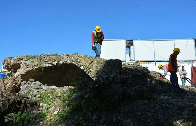 Muğla’da 1500 yıllık tarihi tonoz yapıyı define avcıları delik deşik etti - 4