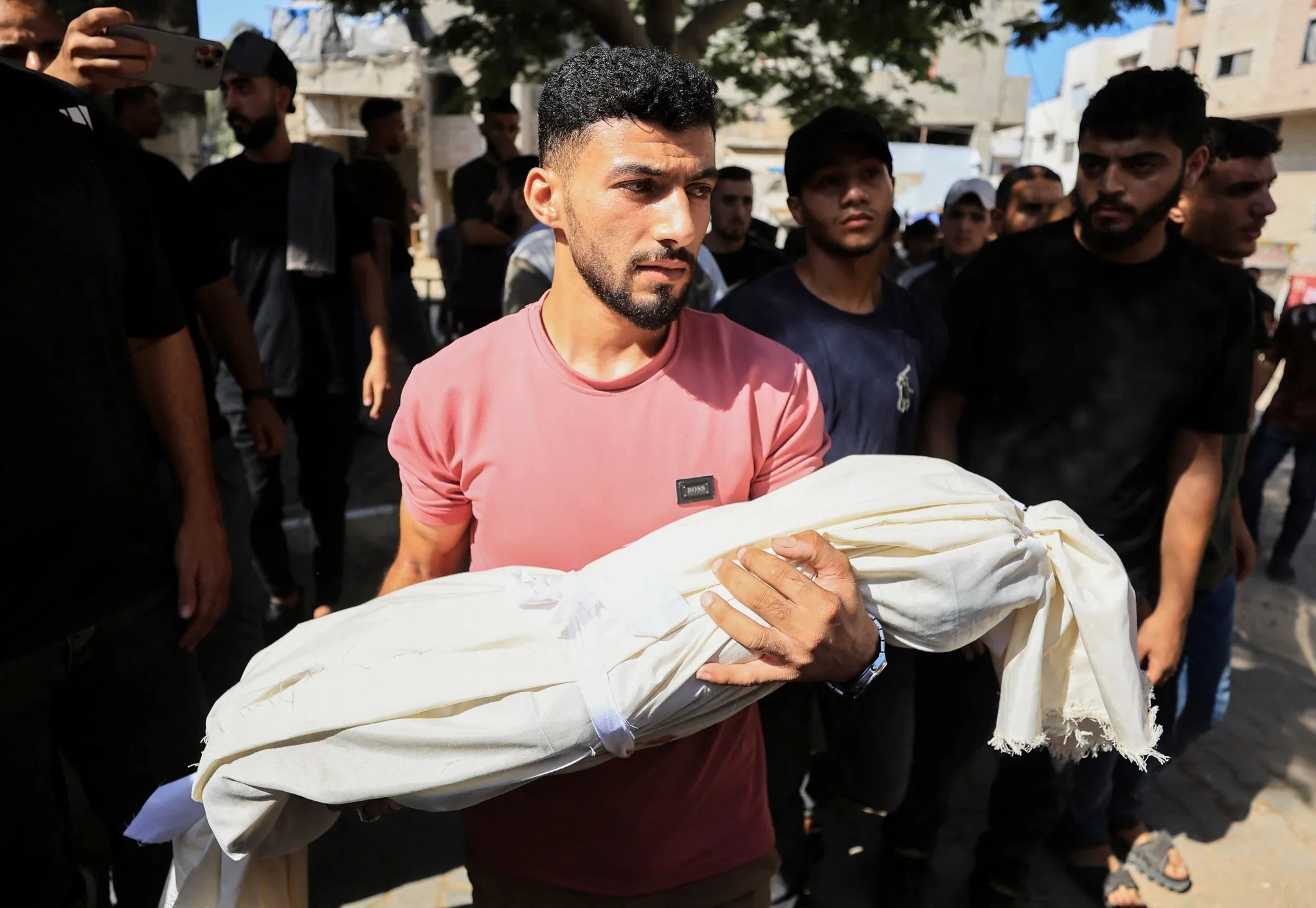 İsrail'in Gazze saldırısında öldürülen 112 Filistinli yıllar sonra toprağa verildi: Aralarında 40 çocuk ve 38 kadın vardı.