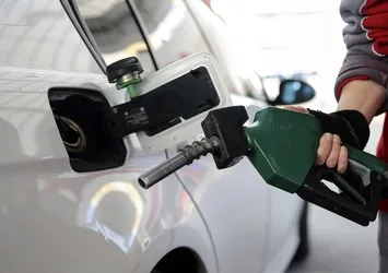 SON DAKİKA: Akaryakıtta indirim bekleniyor | Petrol 15 dolarlık düşüş gerçekleşti | Motorin ve benzin...