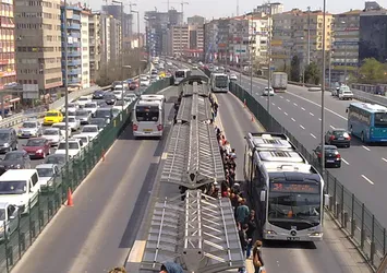 Metrobüste ilk kez böyle bir gözaltı gerçekleşti