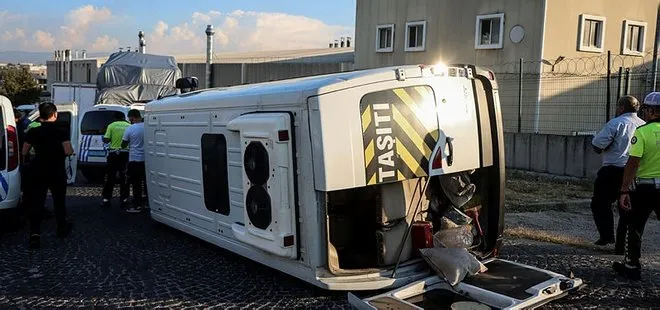 Bursa’da servis aracı devrildi: 8 kişi yaralandı