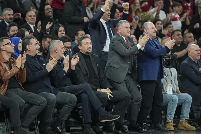 turkiye-potada-namaglup-sirbistani-devirip-turladik-baskandan-tebrik-telefonu-1772486601334.jpg Türkiye potada namağlup! Sırbistan’ı devirip turladık | Başkan'dan tebrik telefonu - 5