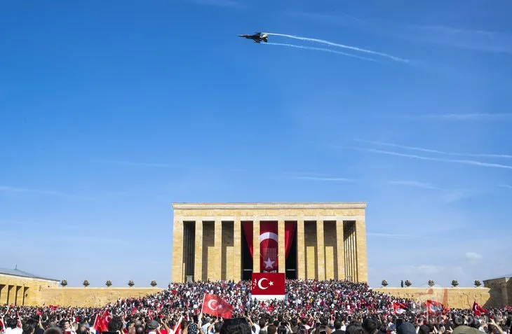 Ankara semalarında SOLOTÜRK rüzgarı! Vatandaşlar akın etti! Anıtkabir çevresinde alkışlarla eşlik ettiler...