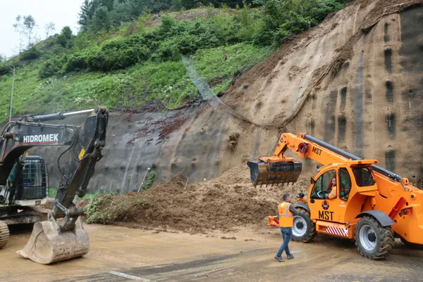 Bolu Dağı Tünelinde heyelan! İstanbul yönü trafiğe kapatıldı - 1