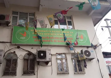 Son dakika | Diyarbakır'da terör operasyonu! Polis DBP il binasına baskın verdi! HDP'li Semra Güzel yine yakalandı
