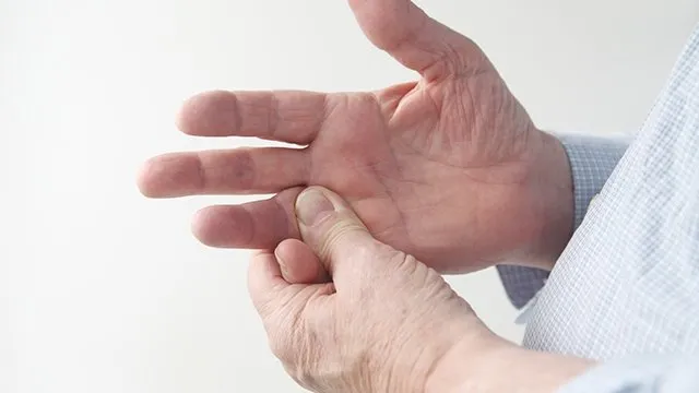Tetik parmak hastalığı nedir? Tetik parmak hastalığının belirtileri...